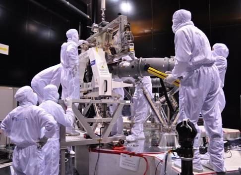 Integration of an M1 dummy mirror on the torus in the clean room of Astrium in Toulouse. ***** 27 April 2011 ***** credits: Astrium