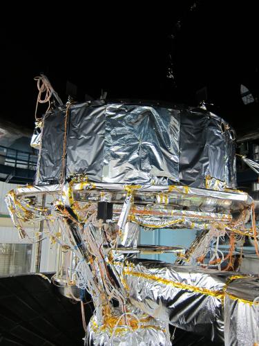 The Gaia Service Module being lifted into the vacuum chamber of the SIMLES facility at Intespace Toulouse in preparation for thermal balance/thermal vacuum testing. ***** 22 July 2012 ***** credits: Astrium SAS