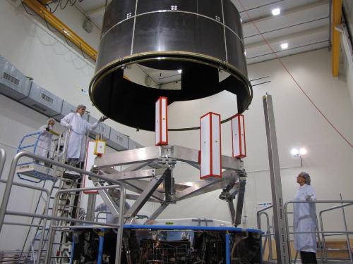Ongoing fit check of the Thermal Tent Structure (TTS) Flight Model (FM) on the Service Module (SVM) Proto-Flight Model (PFM) (bottom) and dummy Payload Module (top). The white rectangular boxes represent the spatial extent / volume of the various mirrors on the torus. ***** 1 November 2010 ***** credits: EADS Astrium